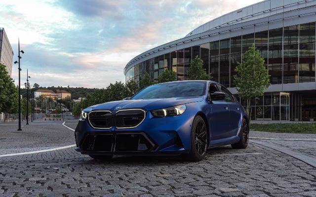 BMW M5 — wynajem w Pradze, Masons