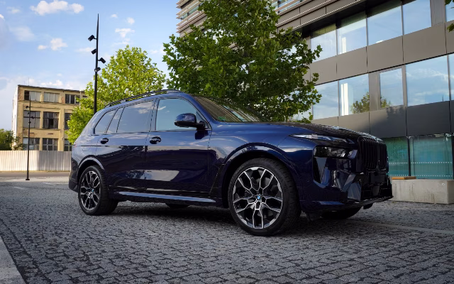 BMW X7 xDrive40d (G07) rental in Prague — Masons