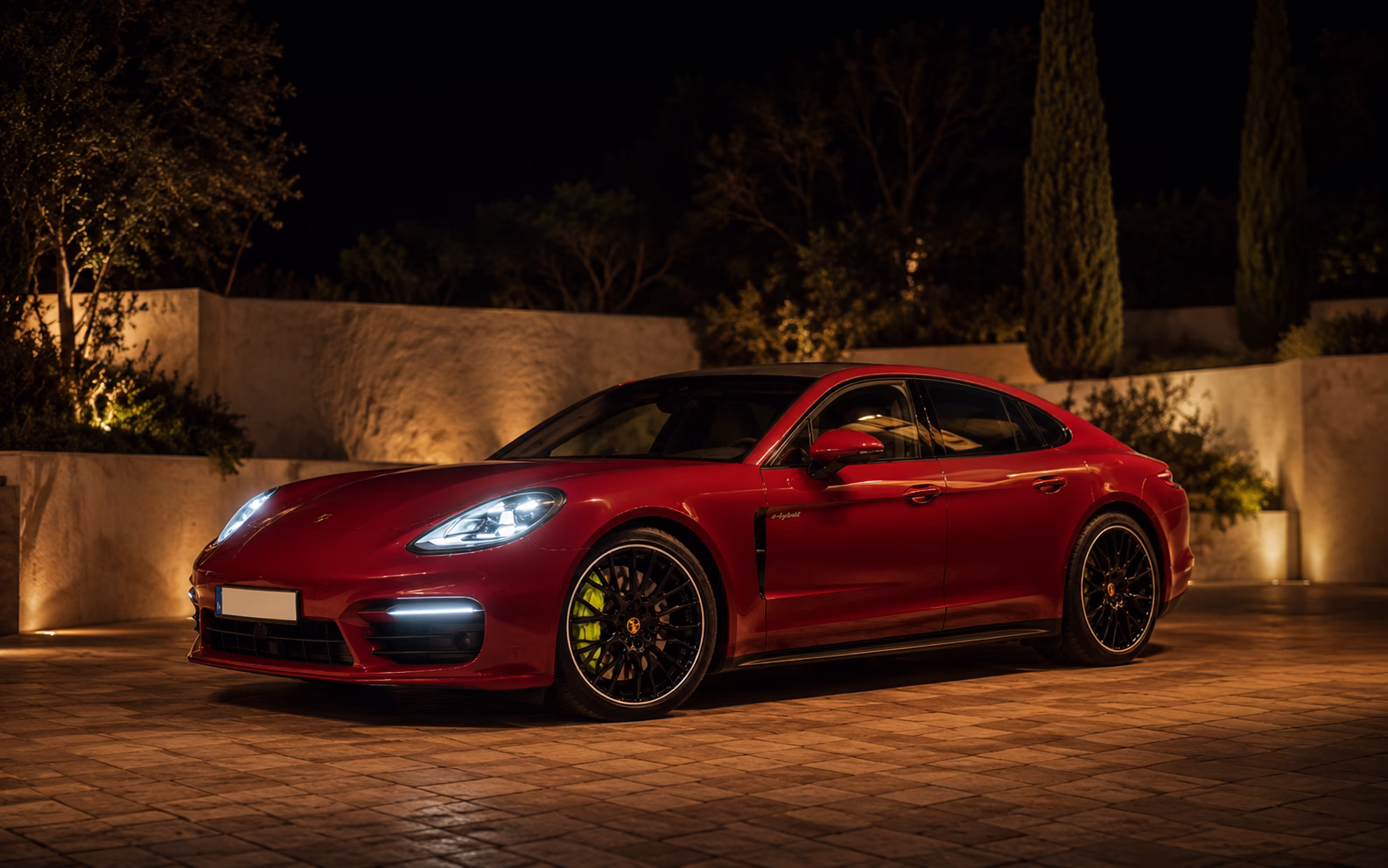 Porsche Panamera 4 E-Hybrid — fotografie 1