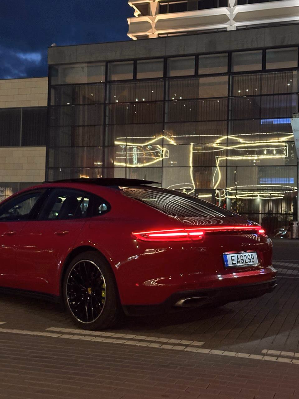 Porsche Panamera 4 E-Hybrid — fotografie 3