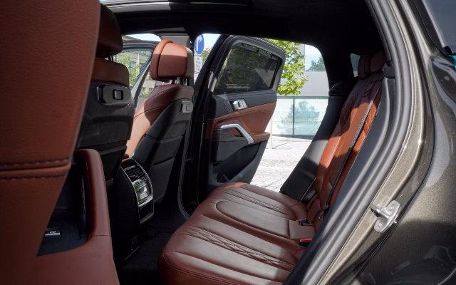 BMW X6 30d xDrive G06 — оренда в Празі, Masons