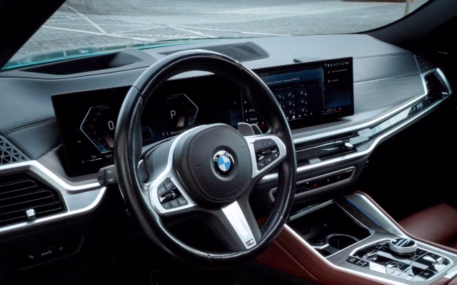 BMW X6 30d xDrive G06 — оренда в Празі, Masons